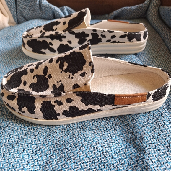 Women's Black and White Cow Print Slip-On Shoes Size 7.5 - Picture 3 of 4
